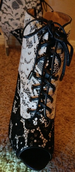 Cute black & white heels - Picture 5 of 7